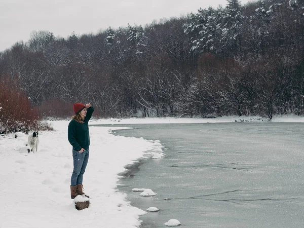 Γυναίκα Στο Ταξίδι Νεαρή Γυναίκα Διασκεδάζουν Στο Παγωμένη Λίμνη Στο — Φωτογραφία Αρχείου