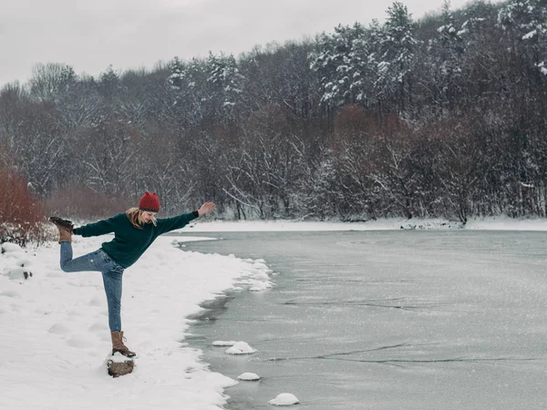 Женщина Пути Молодая Женщина Веселится Замёрзшем Озере Винте — стоковое фото