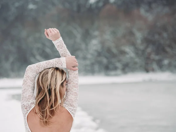 Rückansicht Einer Frau Hochzeitskleid Freien Wintermode — Stockfoto