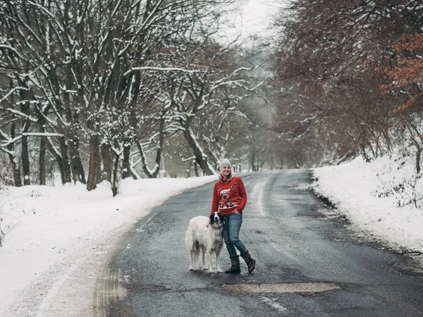 Donna Che Cammina Con Suo Dof Sulla Strada Invernale Nella — Foto Stock
