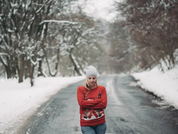 Portrait Cute Blonde Woman Outdoor Winter Forest — Stock Photo, Image