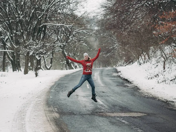 Жінка Розважається Відкритому Повітрі Жінка Стрибає Зимовій Дорозі Через — стокове фото