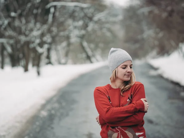 Portret Van Schattige Blonde Vrouw Buiten Winter Forest — Stockfoto