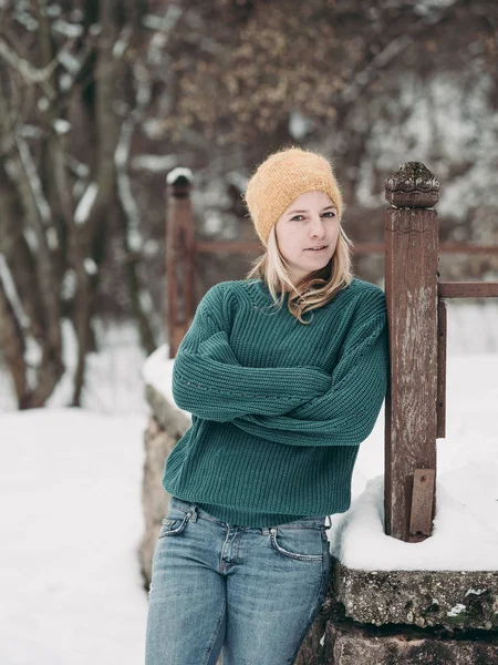 Frau Holzhütte Winter Wald — Stockfoto