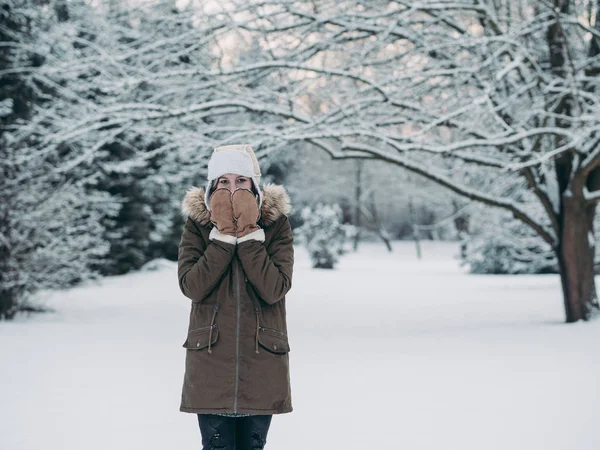 Jovem Mulher Floresta Inverno — Fotografia de Stock