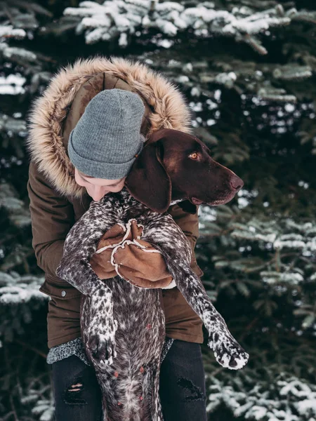 Vrouw Speelt Met Haar Hond Bij Besneeuwde Forest — Stockfoto