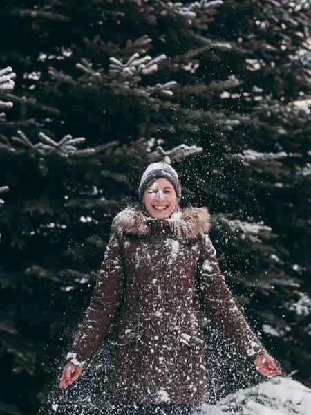 Kvinna Leker Med Snö — Stockfoto