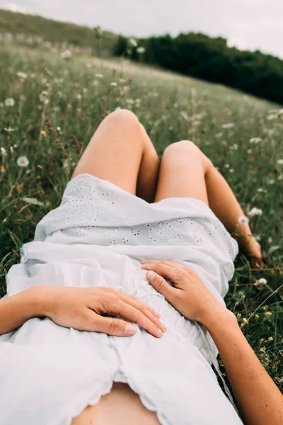 Frau Entspannt Sich Auf Sommerblumenfeld — Stockfoto