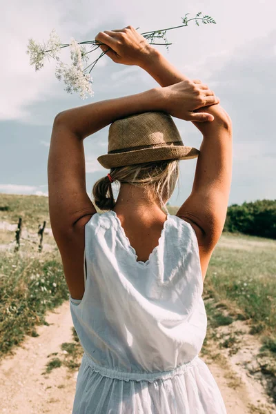 Giovane Donna Con Cappello Paglia Vista Posteriore Della Donna Vacanza — Foto Stock