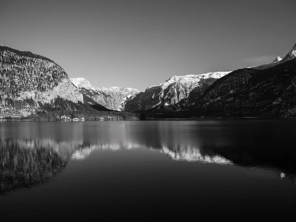 Λίμνη Hallstatt Καταπληκτική Αντανάκλαση Των Βουνών Στην Επιφάνεια Της Λίμνης — Φωτογραφία Αρχείου