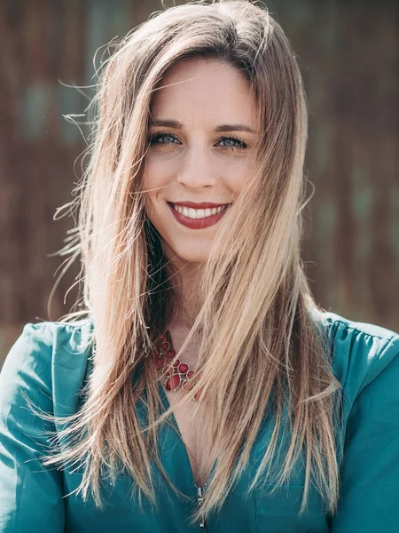 Retrato Uma Mulher Feliz Livre Dia Verão — Fotografia de Stock