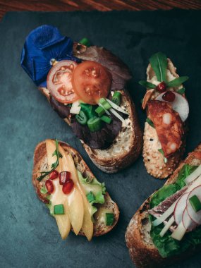 Çeşitli plaka üzerinde sandviç