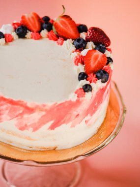 Çilek pastası. Ev yapımı tatlılar.