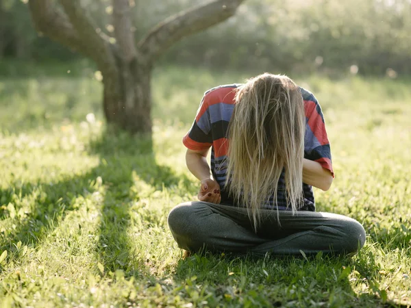 Bahçede Dinlenen Genç Bir Kadın — Stok fotoğraf