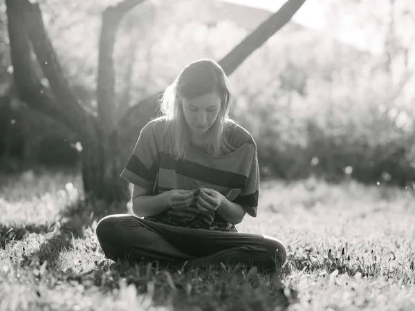 Bahçede Dinlenen Genç Bir Kadın — Stok fotoğraf