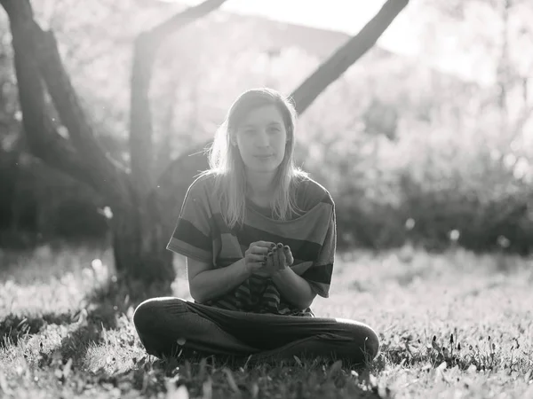 Mladá Žena Relaxační Zahradě — Stock fotografie