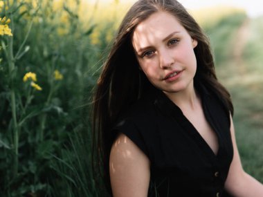 genç bir kadın portresi yaz