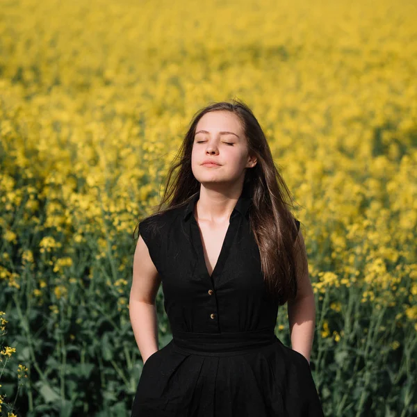 Potret Wanita Muda Menikmati Matahari Bidang Biji Rami — Stok Foto