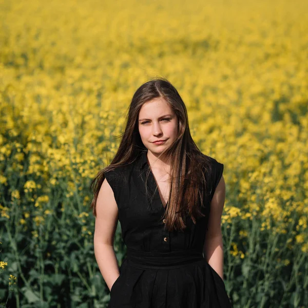 Menina Bonita Meio Campo Colza — Fotografia de Stock