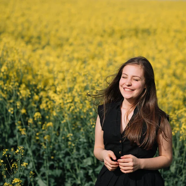 Leende Flicka Njuter Sommar Utomhus — Stockfoto