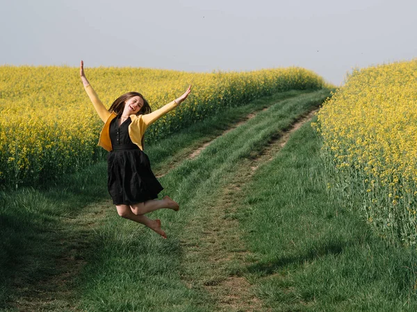 Unbekümmerte Fröhliche Mädchen Springen Freien Sommerglück — Stockfoto