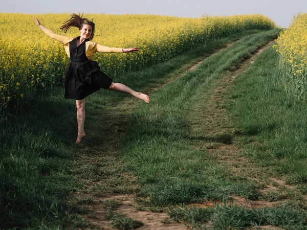 无忧无虑 快乐的女孩跳户外 夏天的幸福 — 图库照片