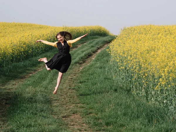 Unbekümmerte Fröhliche Mädchen Springen Freien Sommerglück — Stockfoto