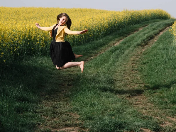 Zorgeloos Gelukkig Meisje Springen Buiten Zomer Geluk — Stockfoto