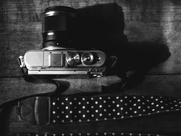 Vintage Αναζητούν Κάμερα Ξύλινο Φόντο — Φωτογραφία Αρχείου
