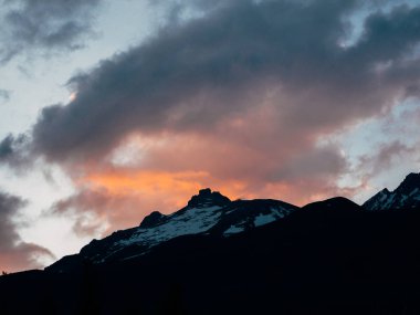 Dağlarda gün batımı