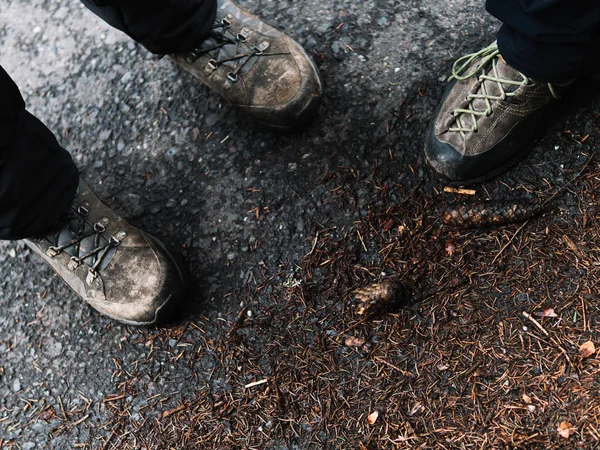 Brudne Skórzane Buty Wspinaczce Górskiej — Zdjęcie stockowe