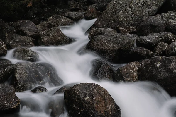 Вода Текущая Над Камнями — стоковое фото