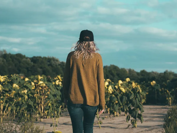 トウモロコシ畑を歩く女性 — ストック写真