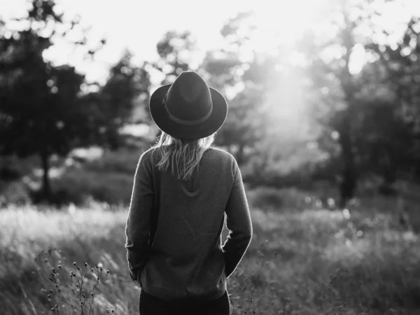 Femme Coucher Soleil Chapeau Rétro Éclairage — Photo