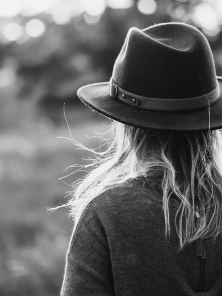 Gün Batımında Kadın Şapka Arkadan Aydınlatmalı Işık — Stok fotoğraf