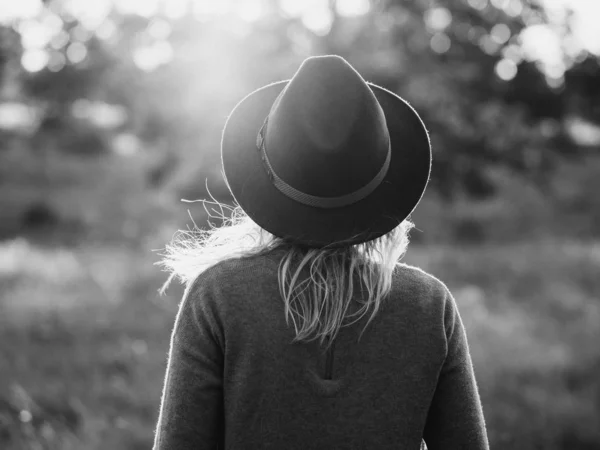日落时分的女人 帽子和背光光 — 图库照片