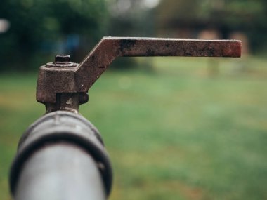 Bahçe musluk, eski, paslı bahçe musluk.