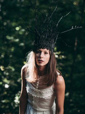 Ormanda duran taç ile cadı kadın