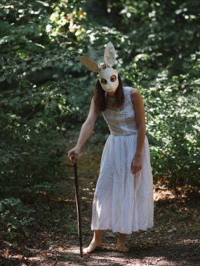 Ormanda tavşan maskeli ürpertici kadın