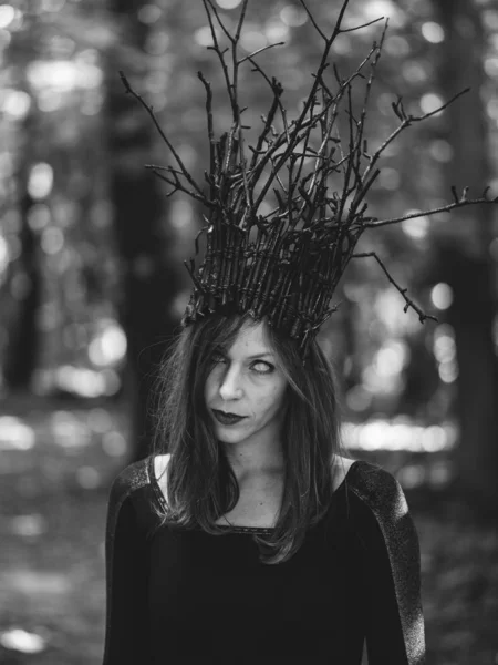 Ormanda Duran Taç Ile Cadı Kadın — Stok fotoğraf