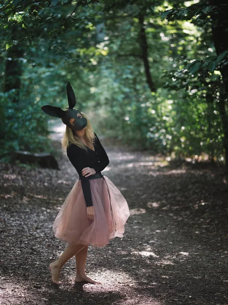 Lapin Face Femme Dans Forêt — Photo