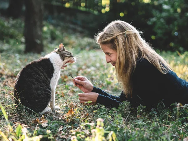 Kadın Bahçede Onun Esneyen Kedi — Stok fotoğraf