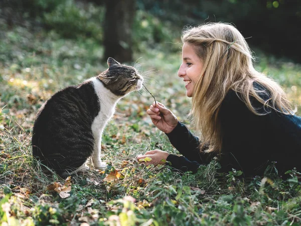 Kobieta Jej Kot Ogrodzie — Zdjęcie stockowe
