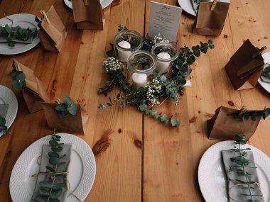 Düğün dekorasyonu. Doğal stili olan düğün mekanı.