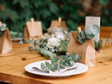 Düğün dekorasyonu. Doğal stili olan düğün mekanı.