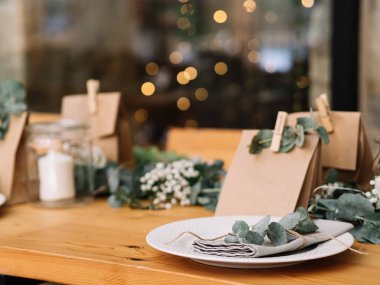 Düğün dekorasyonu. Doğal stili olan düğün mekanı.