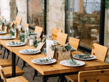 Düğün dekorasyonu. Doğal stili olan düğün mekanı.