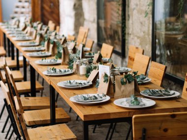 Düğün dekorasyonu. Doğal stili olan düğün mekanı.