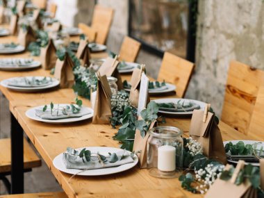 Düğün dekorasyonu. Doğal stili olan düğün mekanı.