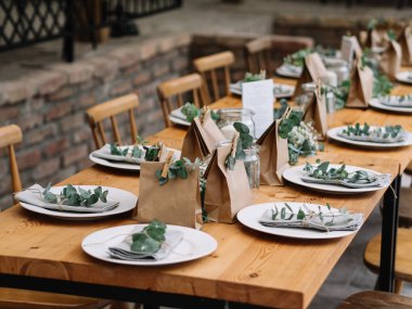 Düğün dekorasyonu. Doğal stili olan düğün mekanı.